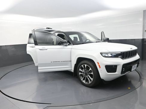 Used 2024 Jeep Grand Cherokee Overland w/ Luxury Tech Group IV AWD/4WD image 29