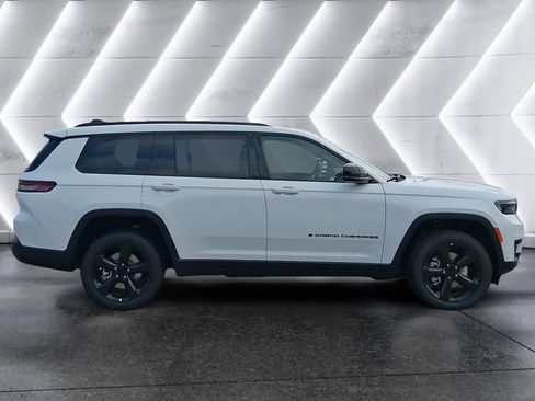 New 2025 Jeep Grand Cherokee L Altitude image 7