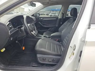Used 2024 Volkswagen Jetta SE w/ Panoramic Sunroof Package FWD image 9