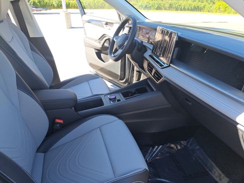 New 2026 Volkswagen Tiguan SE image 10