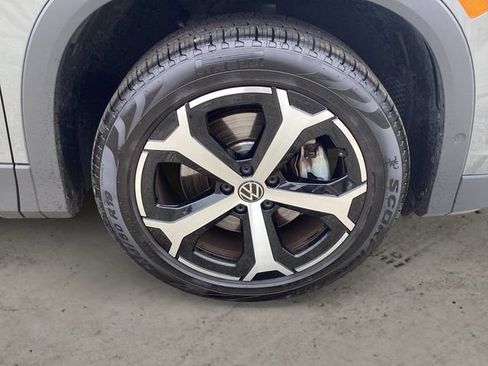 Used 2026 Volkswagen Tiguan SE AWD/4WD image 14