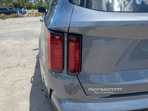 Certified 2023 Kia Sorento EX FWD image 11