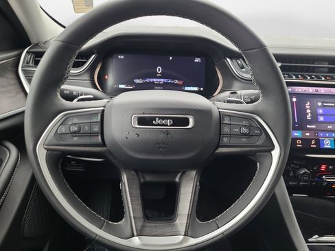 Used 2023 Jeep Grand Cherokee Limited w/ Luxury Tech Group II image 12