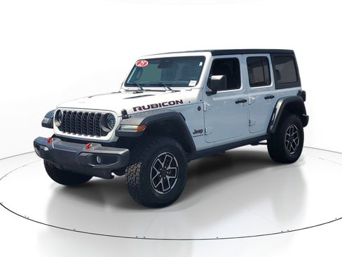 Used 2025 Jeep Wrangler Unlimited Rubicon AWD/4WD image 3