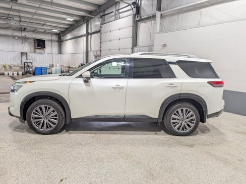 Used 2023 Nissan Pathfinder SL AWD/4WD image 6