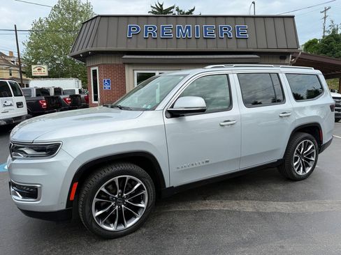 Used 2022 Jeep Wagoneer Series III w/ Premium Group I AWD/4WD image 2