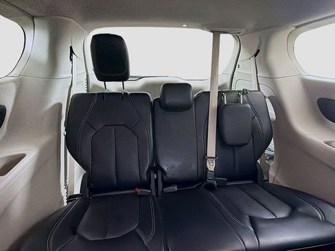 Used 2024 Chrysler Pacifica Touring-L image 24