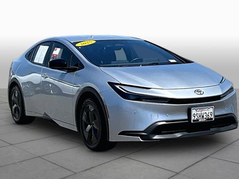 Used 2025 Toyota Prius LE FWD image 2