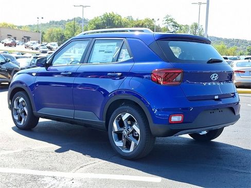 New 2025 Hyundai Venue SEL image 3