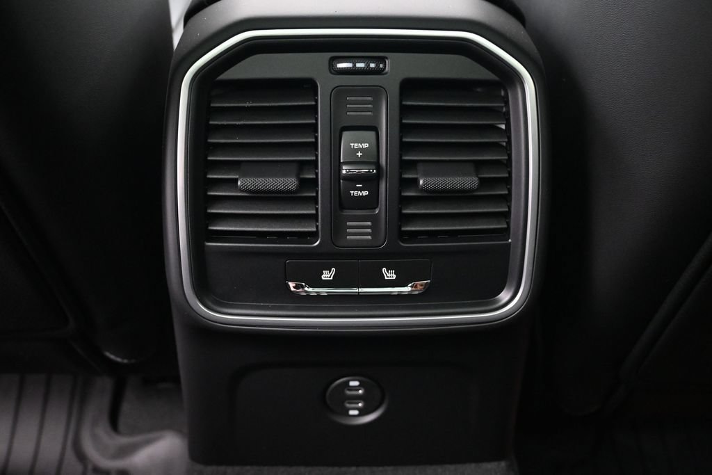Certified 2026 Porsche Macan AWD/4WD image 8