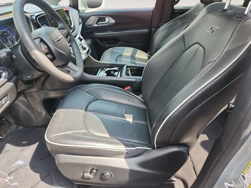 Used 2022 Chrysler Pacifica Limited w/ S Appearance Package FWD image 9
