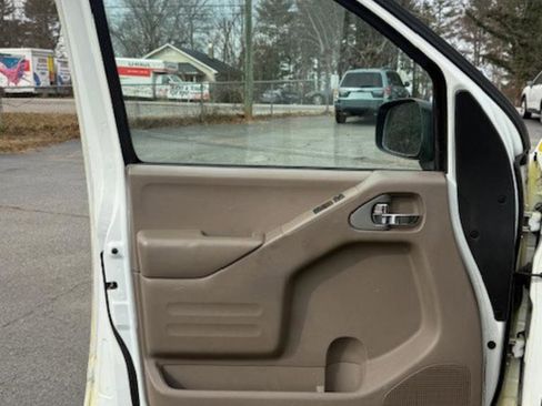 Used 2015 Nissan Frontier SV image 8