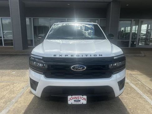 Used 2023 Ford Expedition Limited image 4