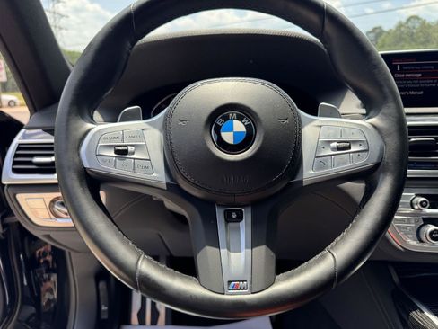 Used 2022 BMW 740i w/ M Sport Package RWD image 4