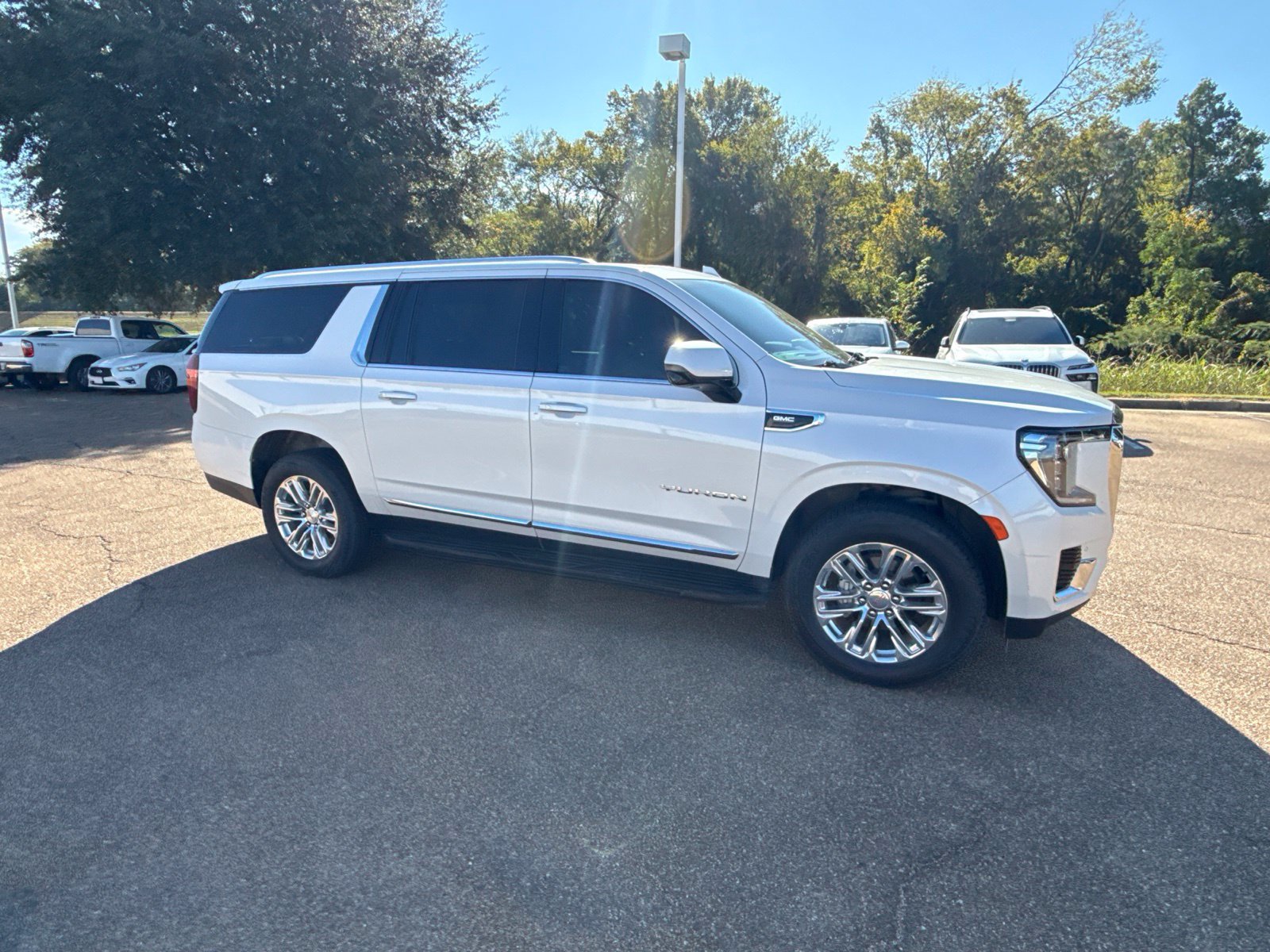 Used 2023 GMC Yukon XL SLT w/ SLT Premium Package RWD image 4