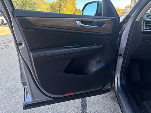 Certified 2025 Volkswagen Atlas SE image 9