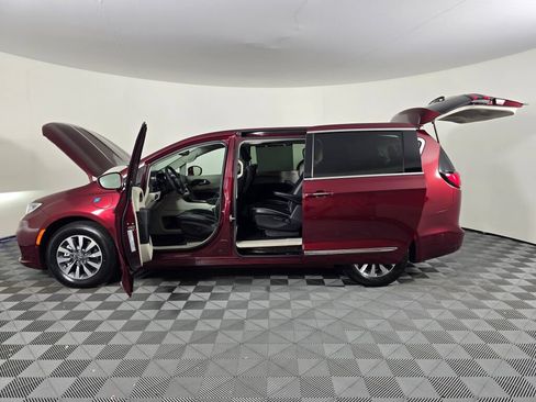 Used 2022 Chrysler Pacifica Limited w/ Uconnect Theater Family Group FWD image 18