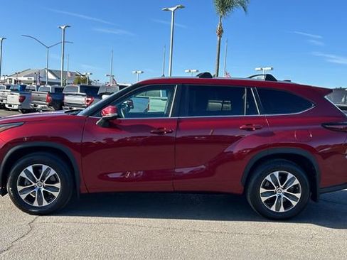 Used 2024 Toyota Highlander XLE image 7