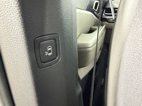 Used 2026 Kia Carnival FWD image 28