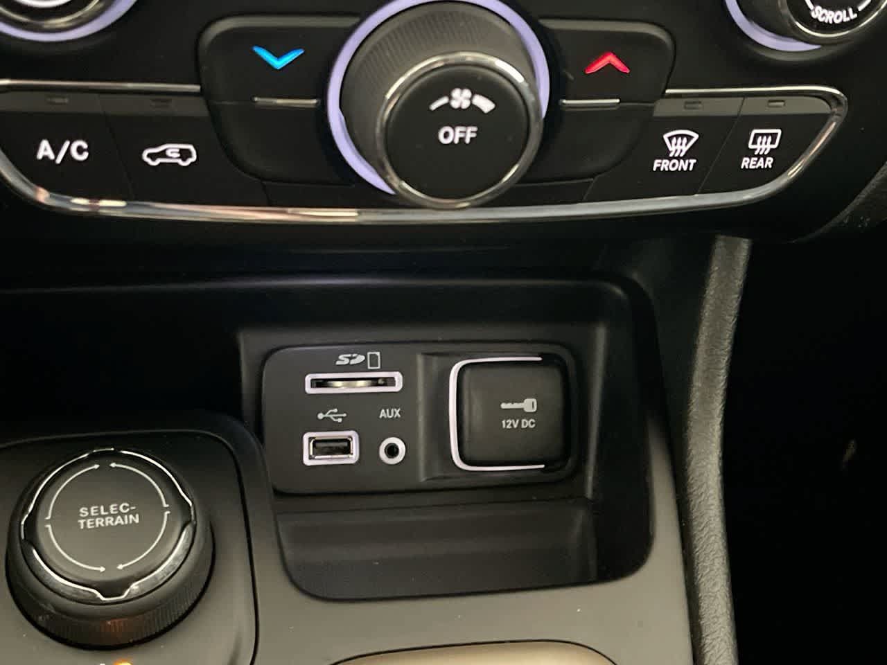 Used 2017 Jeep Cherokee Latitude w/ Comfort & Sound Group AWD/4WD image 19