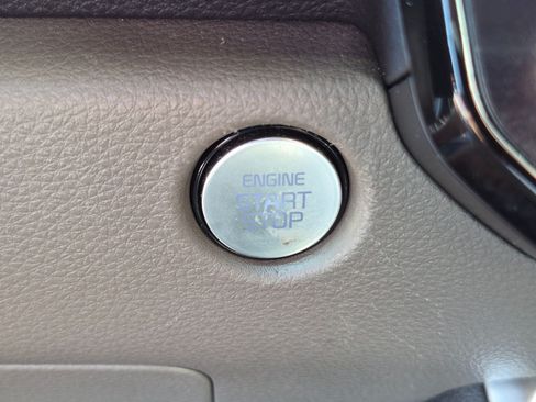 Used 2025 Kia Carnival FWD image 22