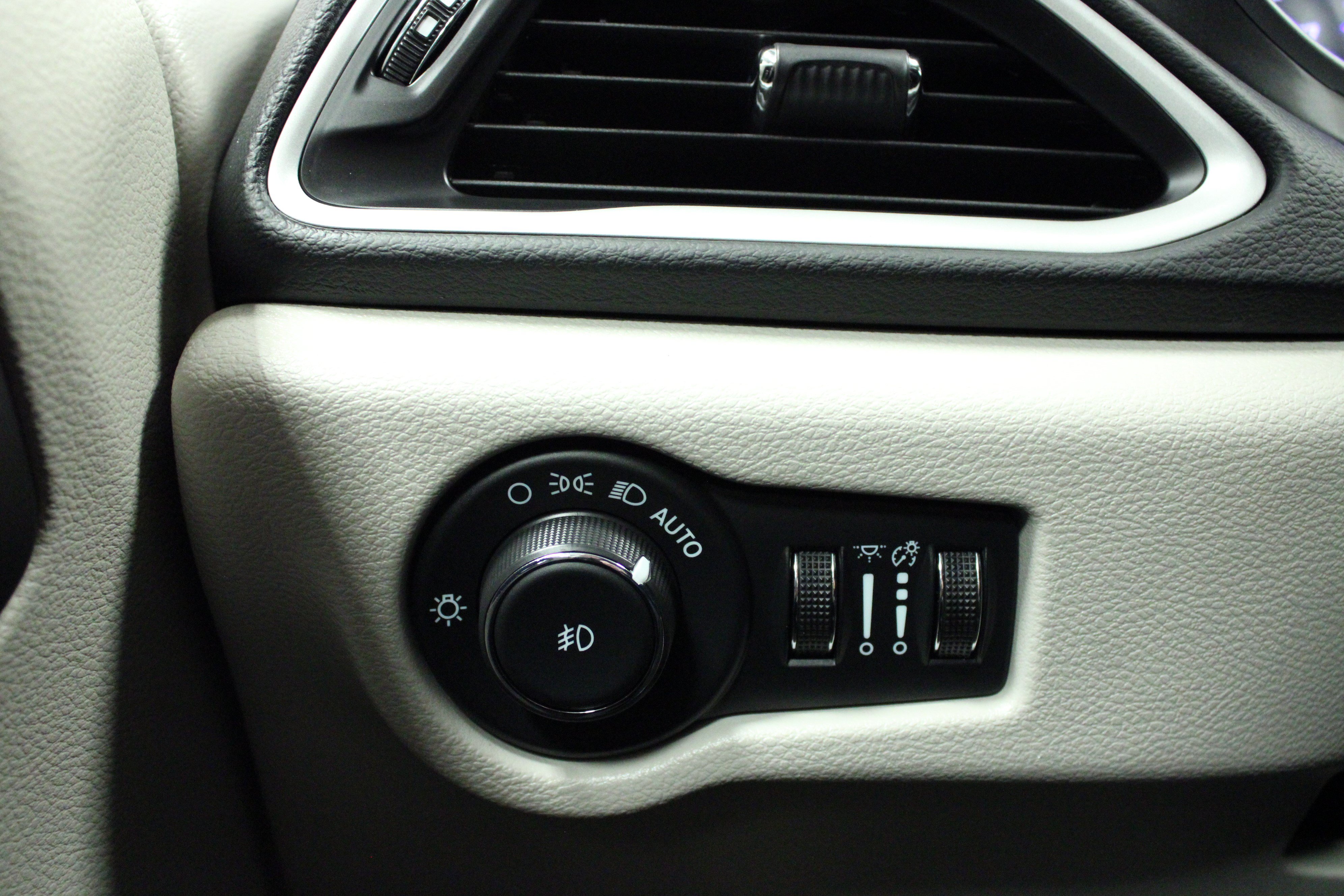 Used 2024 Chrysler Pacifica Touring-L FWD image 24