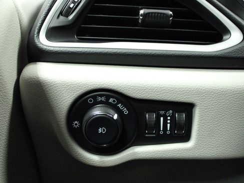 Used 2024 Chrysler Pacifica Touring-L FWD image 24