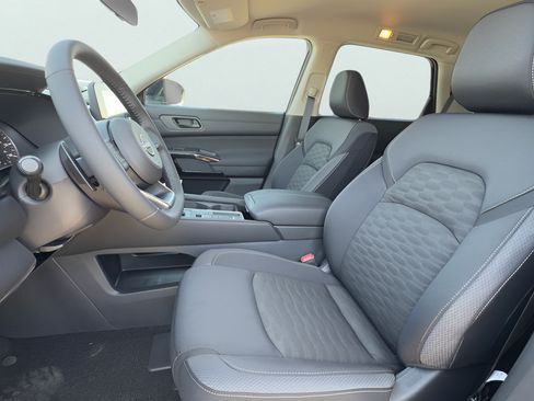 Certified 2025 Nissan Pathfinder SV FWD image 14