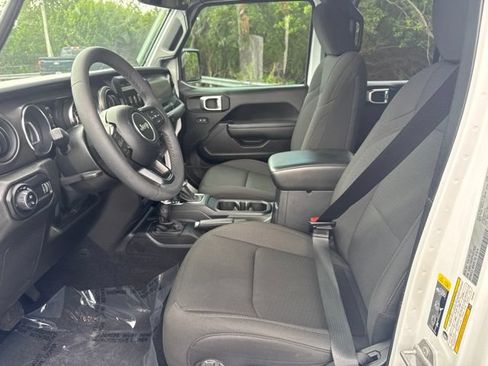Used 2023 Jeep Gladiator Sport AWD/4WD image 8