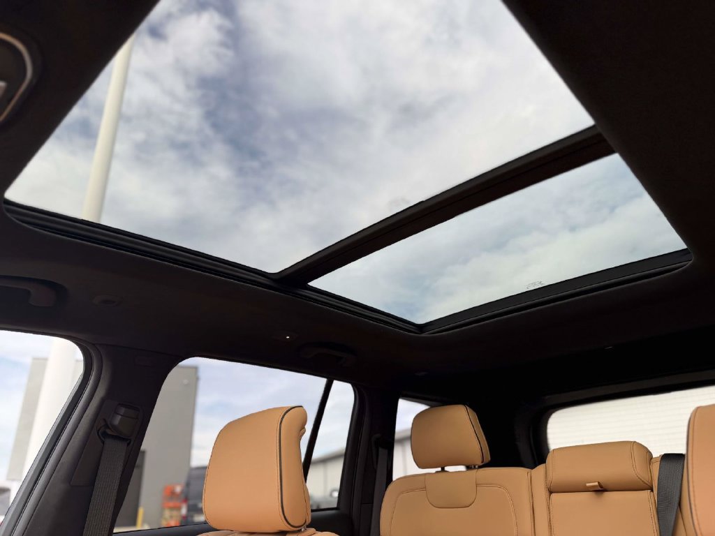 Used 2025 Jeep Grand Cherokee Summit AWD/4WD image 31