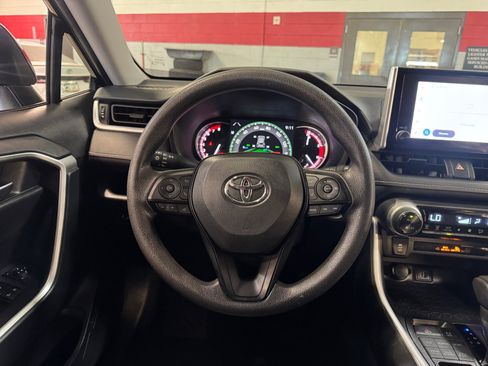 Used 2025 Toyota RAV4 XLE AWD/4WD image 9