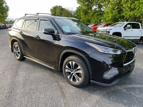 Used 2021 Toyota Highlander XLE AWD/4WD image 2