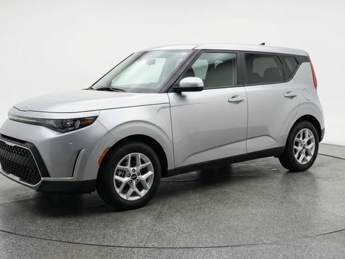 Used 2025 Kia Soul LX w/ LX Technology Package FWD image 3