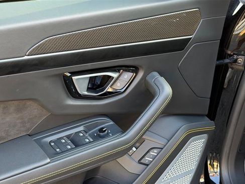 Used 2021 Lamborghini Urus AWD/4WD image 32