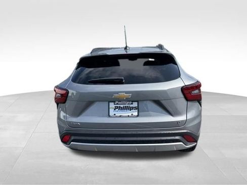 Used 2025 Chevrolet Trax LT w/ Sunroof Package FWD image 11