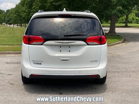 Used 2017 Chrysler Pacifica Limited FWD image 6