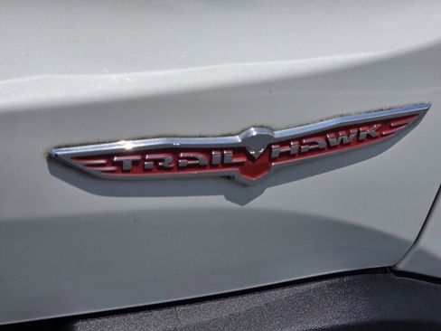 Used 2019 Jeep Renegade Trailhawk AWD/4WD image 31