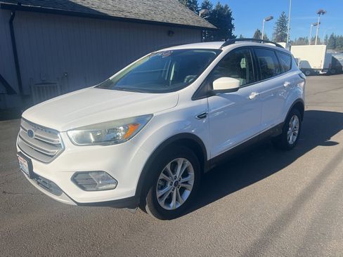 Used 2018 Ford Escape SE image 2