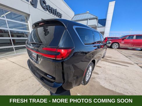 Used 2024 Chrysler Pacifica Touring-L image 5