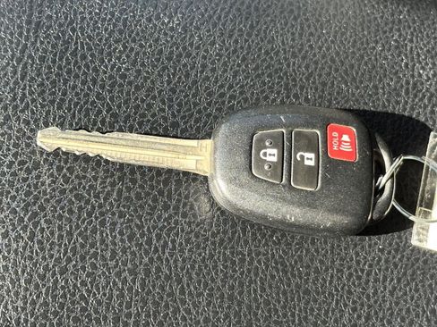 Used 2014 Toyota RAV4 LE AWD/4WD image 14