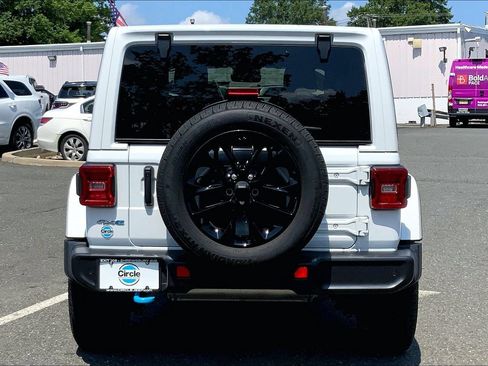 Certified 2024 Jeep Wrangler Unlimited Sahara w/ Technology Group AWD/4WD image 4
