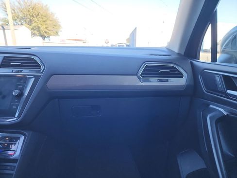 Used 2024 Volkswagen Tiguan SE image 32