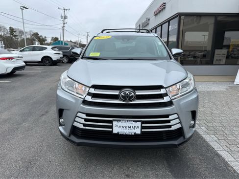 Used 2019 Toyota Highlander XLE AWD/4WD image 2