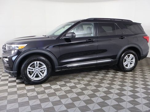 Used 2021 Ford Explorer XLT w/ Equipment Group 202A AWD/4WD image 16