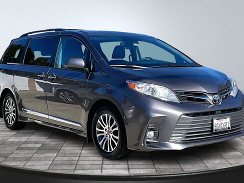 Used 2019 Toyota Sienna XLE image 1