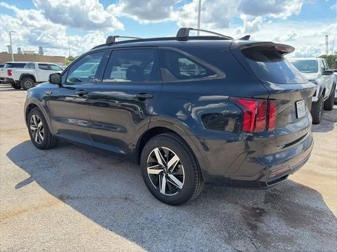 Used 2022 Kia Sorento EX w/ Panoramic Sunroof Package FWD image 4