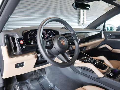 Certified 2025 Porsche Cayenne Coupe image 4