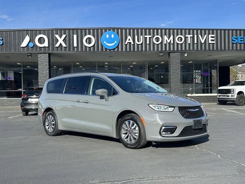 Used 2021 Chrysler Pacifica Touring image 1