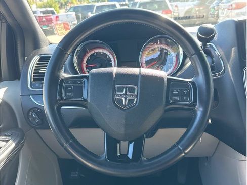 Used 2019 Dodge Grand Caravan SXT FWD image 16