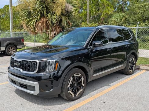 Used 2025 Kia Telluride EX w/ EX Captain's Chair Package FWD image 3